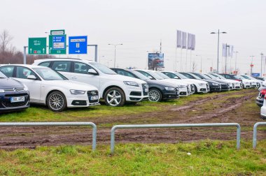 Audi araba satıcısı Audi önünde park etmiş.