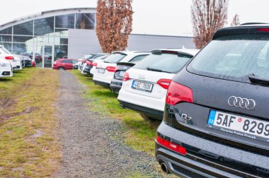 Audi araba satıcısı Audi önünde park etmiş.