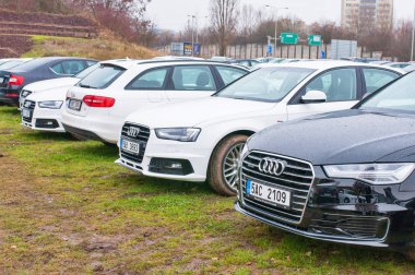 Audi araba satıcısı Audi önünde park etmiş.
