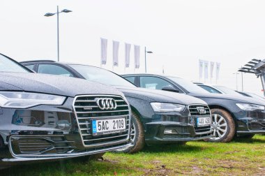 Audi araba satıcısı Audi önünde park etmiş.