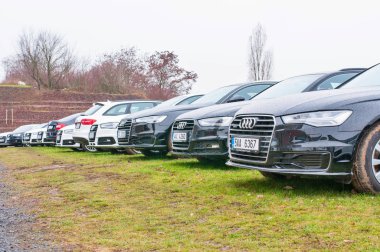 Audi araba satıcısı Audi önünde park etmiş.