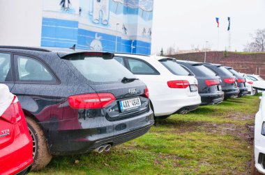 Audi araba satıcısı Audi önünde park etmiş.