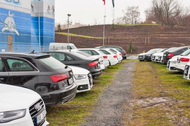 Lüks arabalar araba satıcısı önünde park