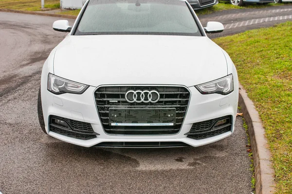 Primer plano del nuevo coche blanco Audi A5 TDI quattro — Foto de Stock