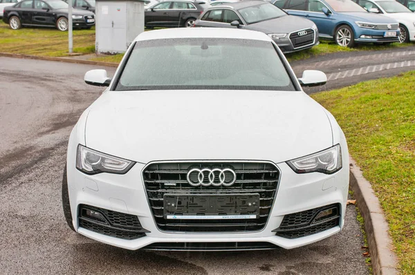 Yeni beyaz araba Audi A5 TDI quattro closeup