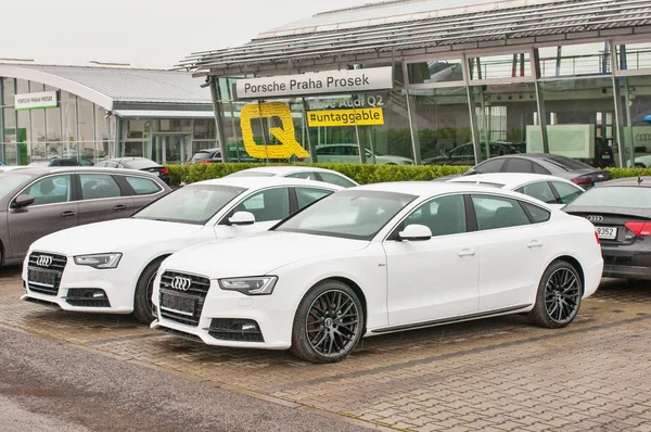 Yeni beyaz araba Audi A5 TDI quattro closeup