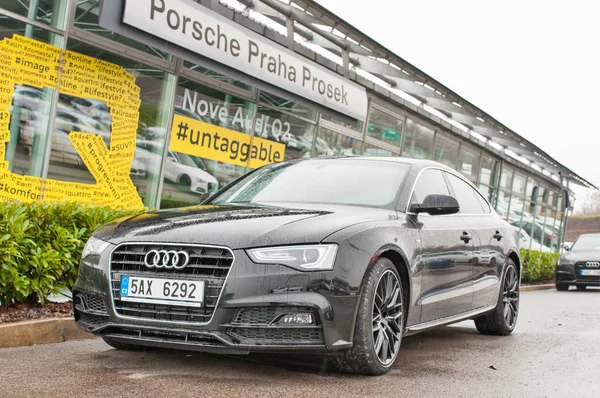 Yeni beyaz araba Audi A5 TDI quattro closeup