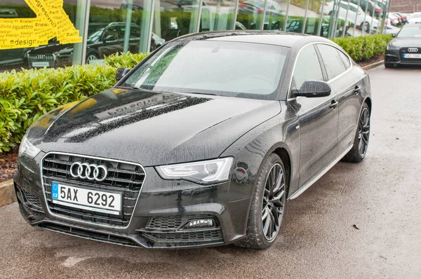 Yeni beyaz araba Audi A5 TDI quattro closeup