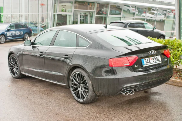 Yeni beyaz araba Audi A5 TDI quattro closeup