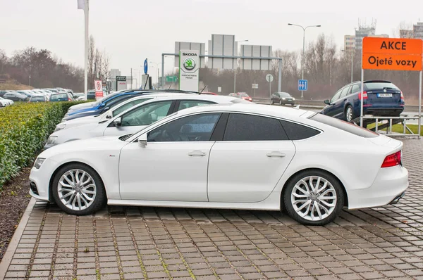 Yeni beyaz araba Audi A5 TDI quattro closeup