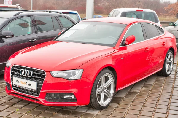 Nahaufnahme des neuen roten Autos Audi a5 tdi quattro — Stockfoto