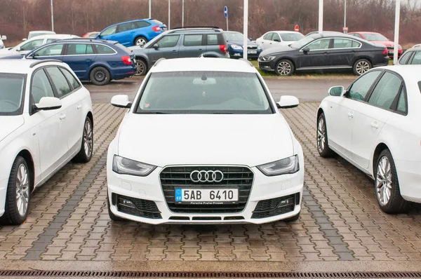 Yeni beyaz araba Audi closeup