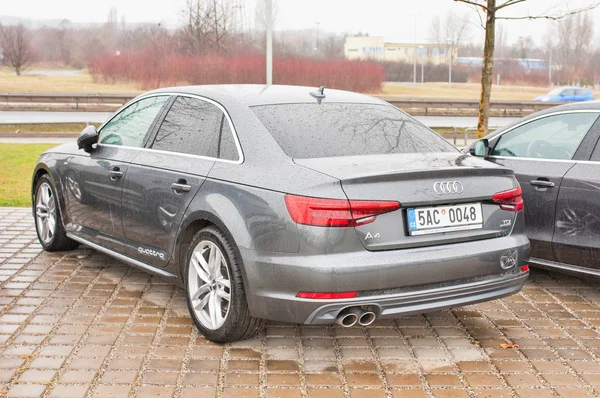 Yeni beyaz araba Audi closeup
