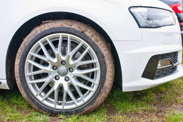 Primo piano della ruota nuova Audi quattro — Foto Stock