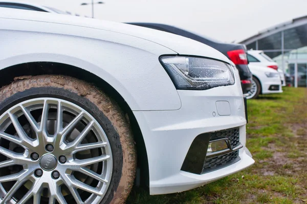 Närbild av bil rullar nya Audi quattro — Stockfoto