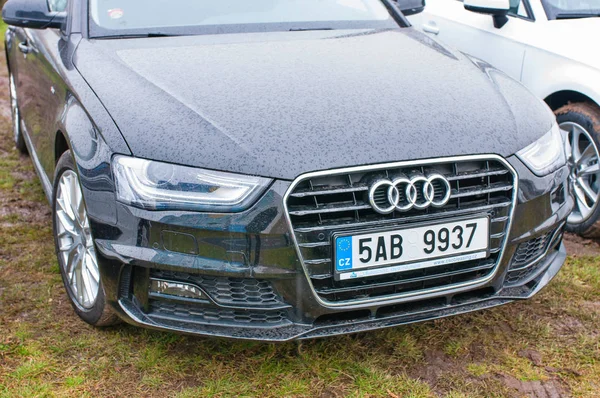 Čelní pohled vozu Audi — Stock fotografie