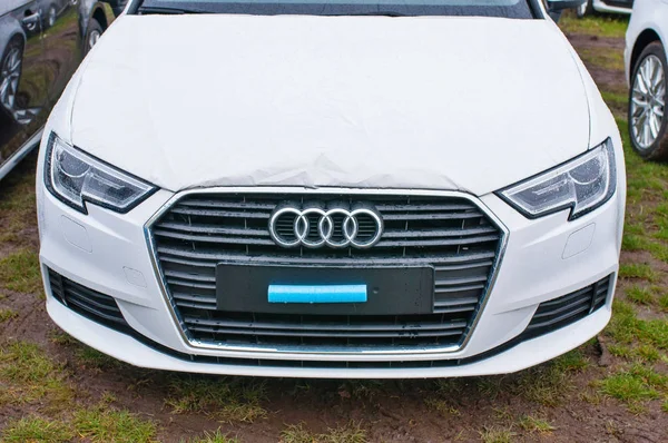 Fehér autó Audi elölnézete — Stock Fotó