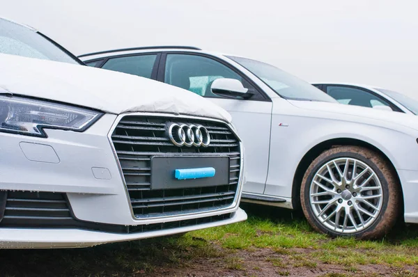 Вид спереди на белый автомобиль Audi — стоковое фото