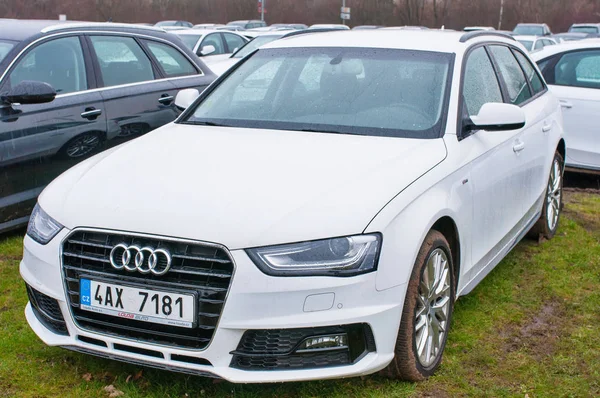 Fehér autó Audi elölnézete — Stock Fotó