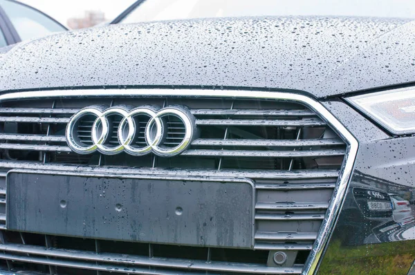 Framifrån av bil Audi — Stockfoto