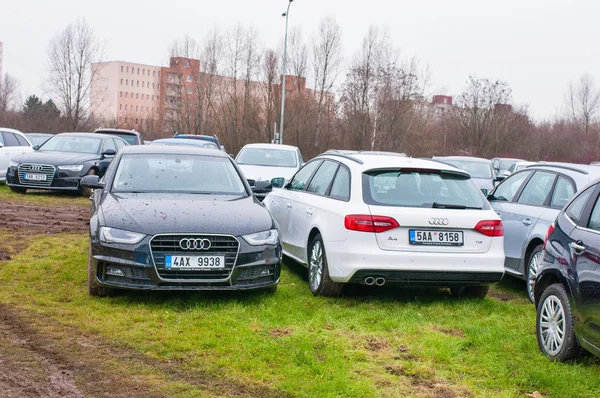 Audi αυτοκίνητα σταθμευμένα σε σειρά — Φωτογραφία Αρχείου