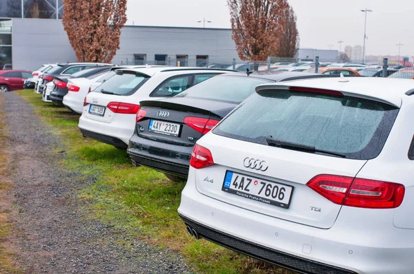 Audi araba satıcısı Audi önünde park etmiş.