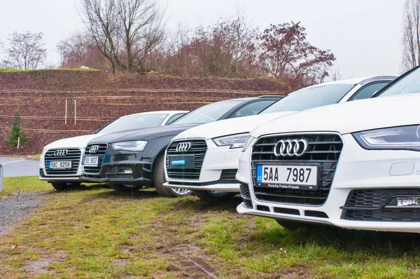 Audi coches aparcados delante del concesionario Audi — Foto de Stock