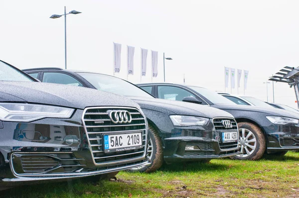 Audi-Autos vor Autohaus audi geparkt — Stockfoto