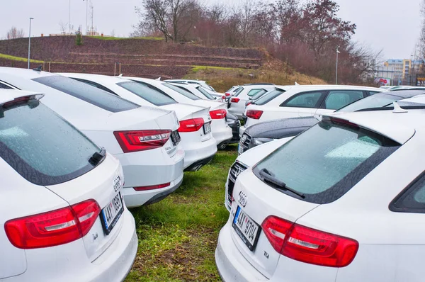 Audi coches aparcados delante del concesionario Audi — Foto de Stock