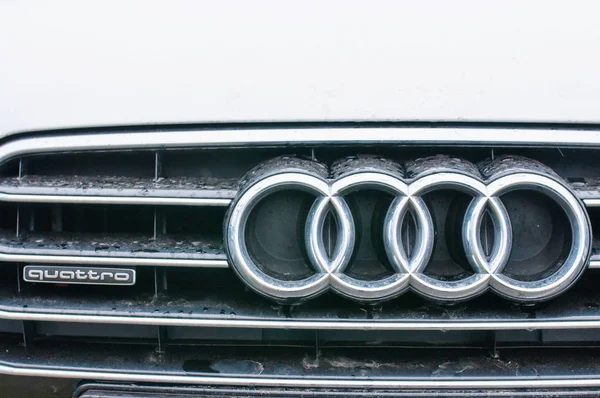 Primer plano del logo Audi — Foto de Stock