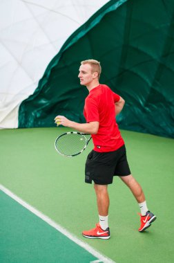 Tenis hizmet profesyonel tenis oyuncusu tarafından