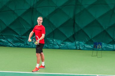 Tenis hizmet profesyonel tenis oyuncusu tarafından