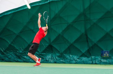 Tenis hizmet profesyonel tenis oyuncusu tarafından