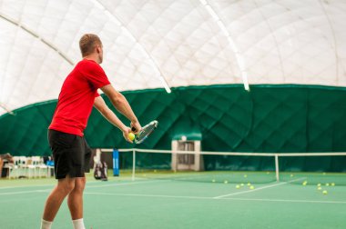 Tenis hizmet profesyonel tenis oyuncusu tarafından