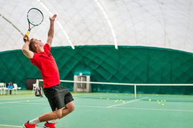Tenis hizmet profesyonel tenis oyuncusu tarafından