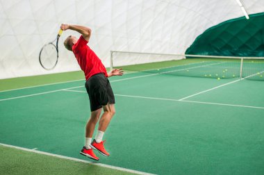 Tenis hizmet profesyonel tenis oyuncusu tarafından