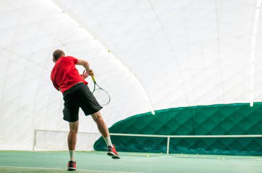 Tenis hizmet profesyonel tenis oyuncusu tarafından