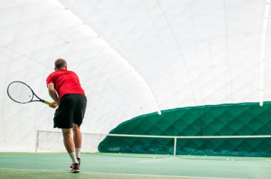 Tenis hizmet profesyonel tenis oyuncusu tarafından