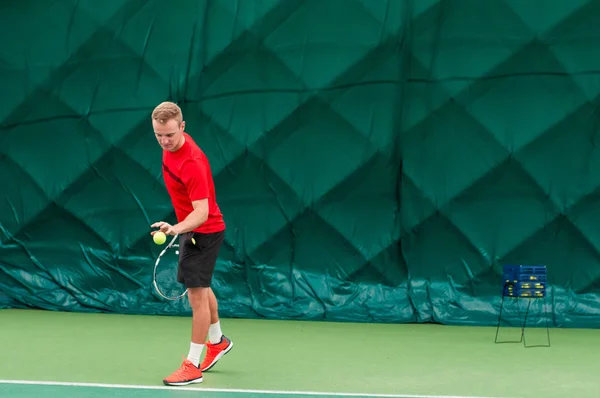 Tennis servi par un joueur de tennis professionnel — Photo