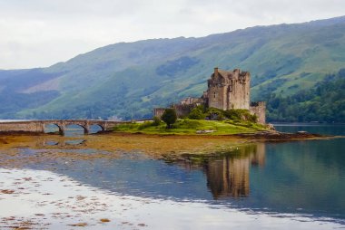 İskoçya 'daki Eilean Donan Kalesi.