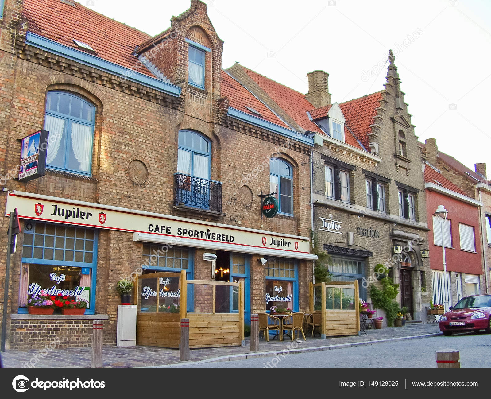 belgas calles con casas de ladrillo — Foto editorial de stock © Tadeas