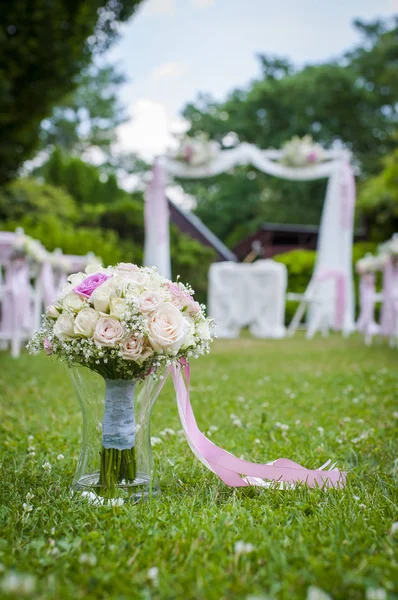 Wedding bouquet with roses — Stock Photo, Image