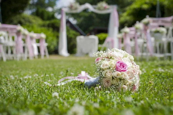 Buquê de casamento com rosas — Fotografia de Stock