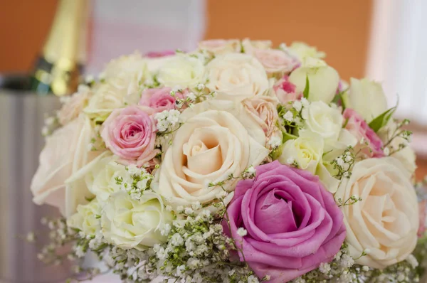 Bouquet da sposa con rose — Foto Stock