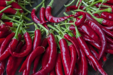 ahşap arka plan üzerinde kırmızı biber biber