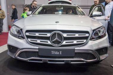 Beyaz yeni Mercedes Benz closeup