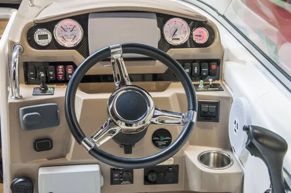 Cockpit van jacht uit hout en leder — Stockfoto