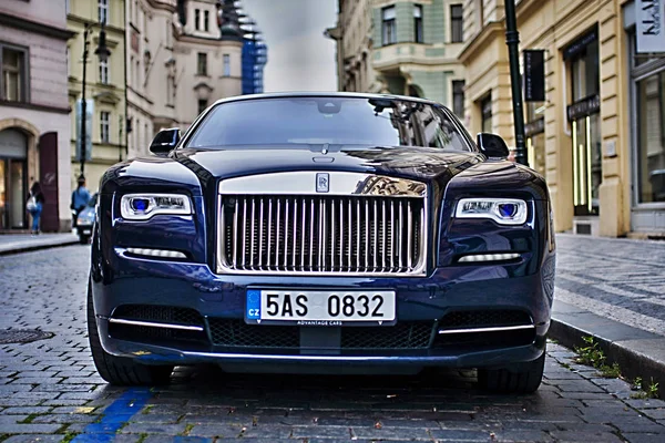 Mavi Rolls-royce closeup önden görünümü 