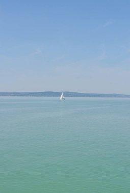 Bir yat ile mavi okyanus 