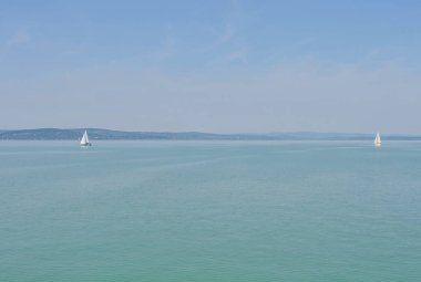 Bir yat ile mavi okyanus 